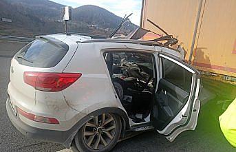 Anadolu Otoyolu'nda tıra çarpan cipteki 2 kişi yaralandı