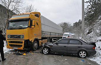 Bolu'da tırla çarpışan otomobildeki 4 kişi yaralandı