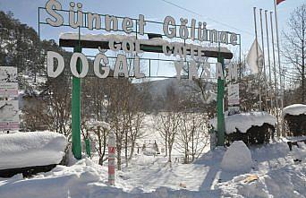 Bolu'daki Sünnet Gölü'nün yüzeyi buz tuttu