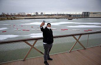 Çorum Millet Bahçesi'ndeki gölet buz tuttu