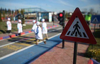 Düzce'de ilkokul öğrencileri trafik kurallarını parkurda öğrendi