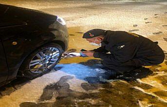 Ereğli'de kar nedeniyle yolda kalan sürücüye jandarmadan yardım