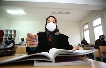 Hayalini kurduğu lise diplomasına 84 yaşında kavuştu