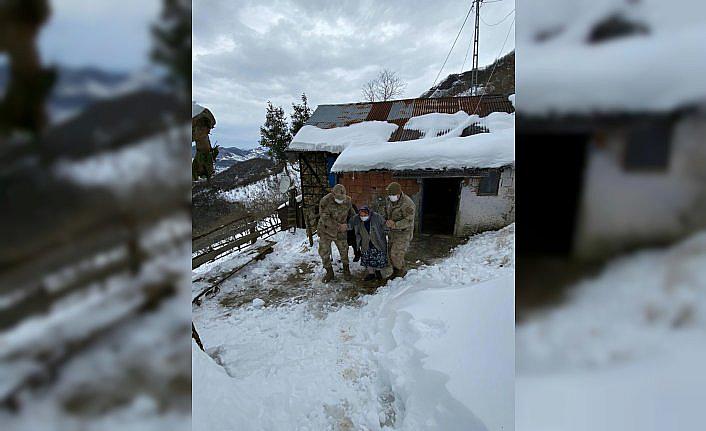 Kar nedeniyle ulaşılamayan hastayı jandarma ambulansa teslim etti