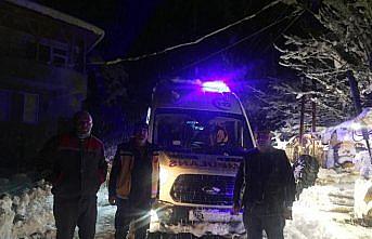 Kar nedeniyle yolu kapalı köydeki hasta ekiplerce hastaneye ulaştırıldı