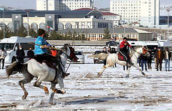 Kar üzerinde cirit turnuvaları Bayburtluların vazgeçilmezi oldu