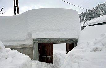 Kastamonu'da araçlar kalınlığı 2 metreye yaklaşan karın altında kaldı