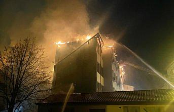 Kastamonu'da kamu kurumlarının bulunduğu binadaki yangına müdahale ediliyor