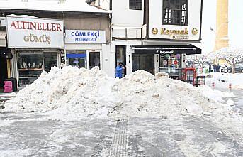 Kuraklıktan etkilenen Çorum'da caddelerden toplanan kar baraja taşınıyor