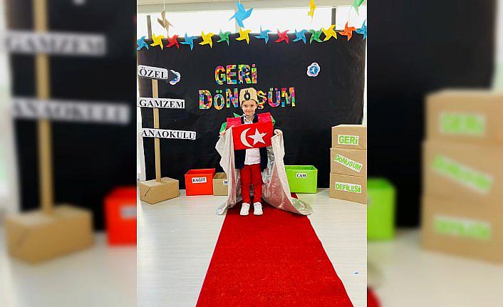 Samsun'da minik öğrenciler atık malzemelerle defile yaptı