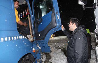 Taşova Kaymakamı Gökcecik, tır ve kamyon sürücülerine kumanya dağıttı