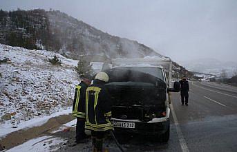 Tokat'ta kamyonette çıkan yangını trafik polisleri söndürdü