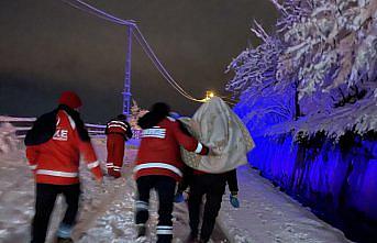 Trabzon'da rahatsızlanan çocuğu sağlık personeli ambulansa kadar sırtında taşıdı