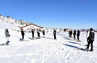 Üniversite öğrencileri Keltepe'de kayak öğreniyor