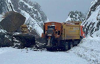 Zonguldak-İstanbul kara yolunda heyelan ulaşımı aksatıyor