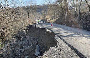 Bartın'da Apdipaşa-Kumluca beldesi kara yolundaki heyelanlar ulaşımı aksattı