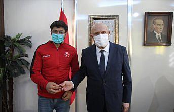Bayburt Belediye Başkanı şampiyon bilek güreşçisini altınla ödüllendirdi