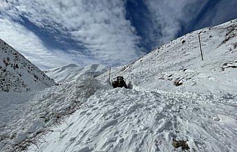 Bayburt'ta çığdan kapanan köy yollarında çalışmalar sürüyor