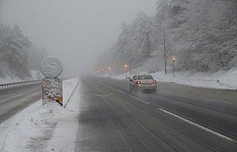 Bolu Dağı'nda kar ve sis etkili oluyor