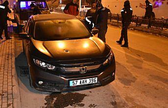 Boyabat'ta tabancayla ateş edilen park halindeki otomobilde hasar oluştu