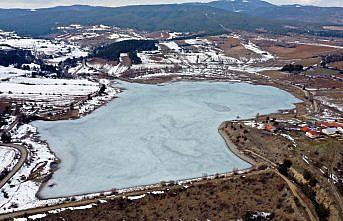 Kastamonu'daki göletin yüzeyi artan sıcaklıklara rağmen hala buzla kaplı