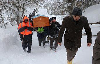 101 yaşındaki kadının cenazesi bir metreyi aşan karda defnedildi