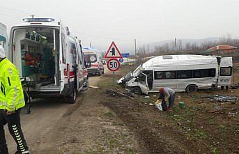 Amasya'da tarım işçilerini taşıyan minibüs devrildi, 17 kişi yaralandı