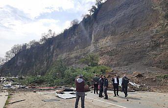 Ardeşen-Çamlıhemşin kara yolu heyelan nedeniyle kapandı