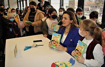 Çocuklara kitap okumayı sevdiren 