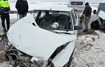 Çorum'da minibüs ile otomobilin çarpıştığı kazada 3 kişi yaralandı