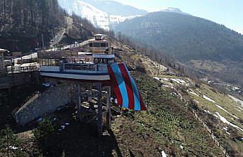 Dağın tepesindeki 15 metrelik tekne doğaseverlerin rotasında