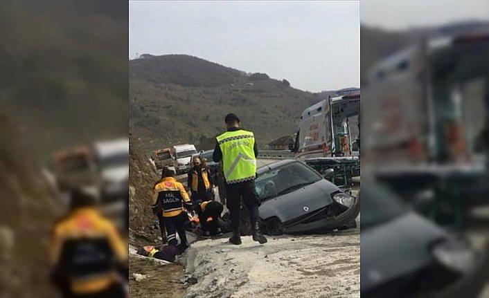 Düzce'de beton bloka çarpan otomobildeki 3 kişi yaralandı