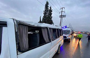 Düzce'de işçi servisiyle tırın çarpıştığı kazada 11 kişi yaralandı