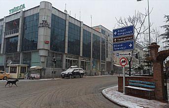 Düzce'de yüksek kesimlerde etkili olan kar ulaşımı yavaşlatıyor