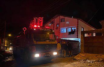 Eflani'de evin çatısı yangında hasar gördü