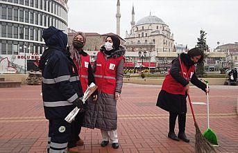 Kadın temizlik işçilerinin gününü sokakları temizleyerek kutladılar