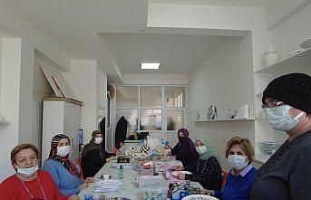 Kadınlar katıldıkları kurslarda çiniciliğin inceliklerini öğreniyor