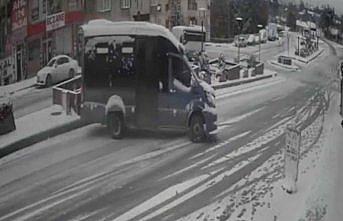 Karabük'te dolmuşun buzlu yolda kayması kameraya yansıdı