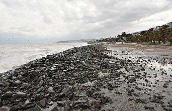 Karadeniz'de 2 metreyi aşan dalgalar Samsun sahilinde tahribata yol açtı