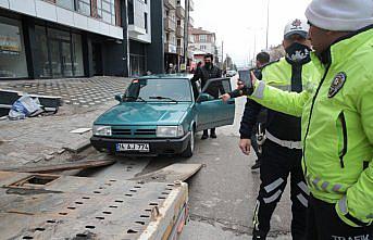 Karşısında polisi görünce otomobilini bırakıp kaçtı