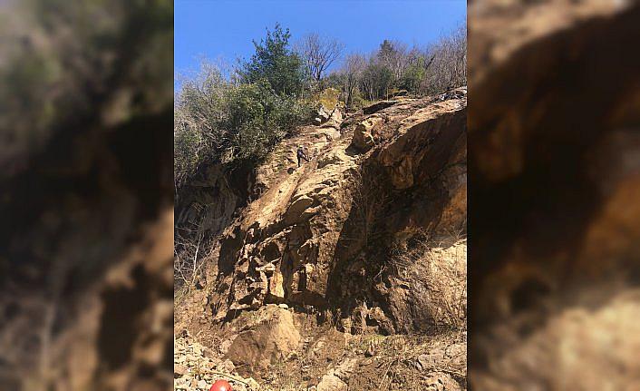 Rize'de yamaçtaki kayaları temizlerken ayağına taş düşen dağcı yaralandı