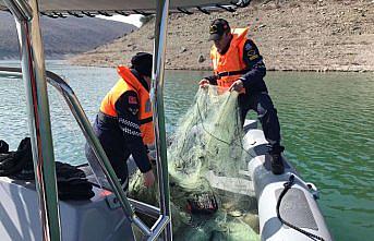 Samsun'da baraj gölünde kaçak balık avlamada kullanılan 500 metre ağ ele geçirildi