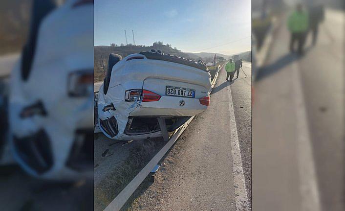 Samsun'da devrilen otomobildeki astsubay ile yanındaki kişi yaralandı