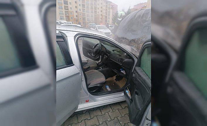 Samsun'da otomobilin park halindeyken alev alması güvenlik kamerasında