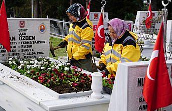 Samsun'da şehitliklere “1915“ adet karanfil dikildi