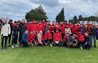 Samsunsporlu futbolcular down sendromlu çocuklarla top oynadı