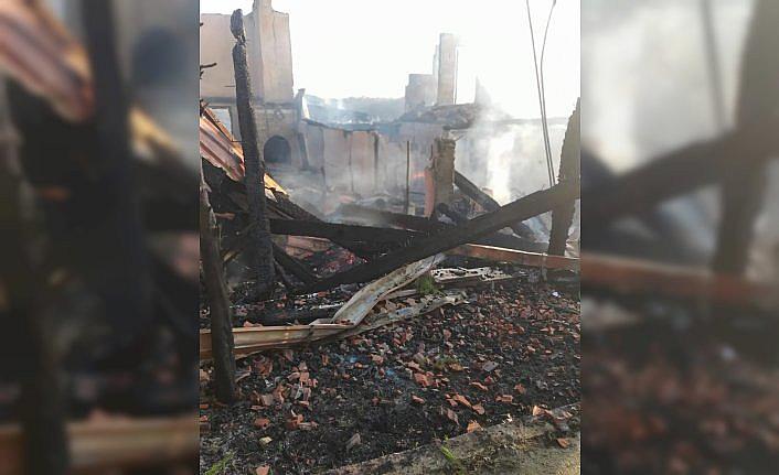 Sinop'ta çıkan yangında iki katlı ev yandı