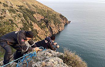 Sinop'ta uçurumda bulunan kadın cesedi ekiplerce çıkarıldı