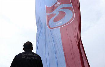 Trabzon'da viyadük ayaklarına 661 metrekarelik Trabzonspor bayrağı asıldı