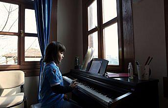 Trabzonsporlu minik taraftardan piyanoyla 